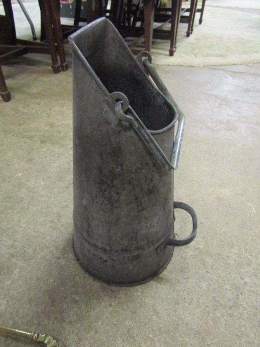 Galvanised coal scuttle, fire guard and brass fireplace items - Image 5 of 7