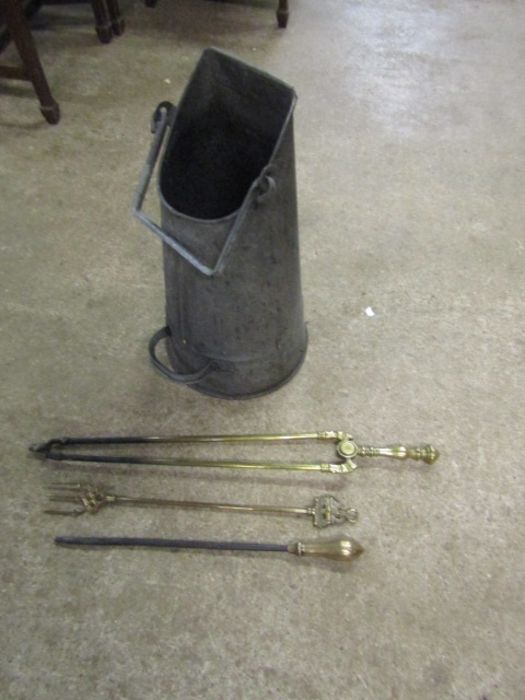 Galvanised coal scuttle, fire guard and brass fireplace items - Image 2 of 7