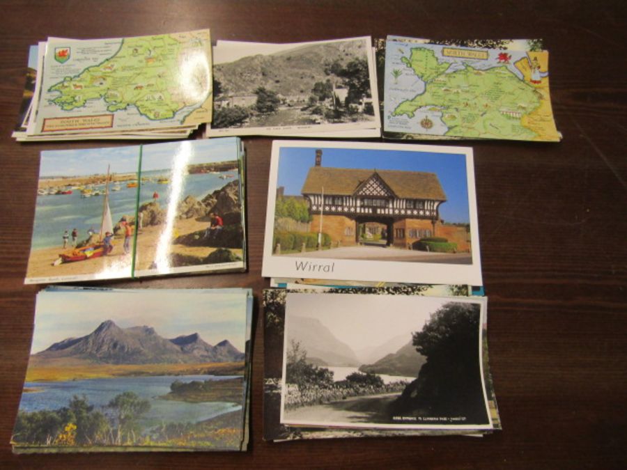 A box of loose vintage postcards including newspaper postcards of Diana plus an empty photo album - Image 8 of 9