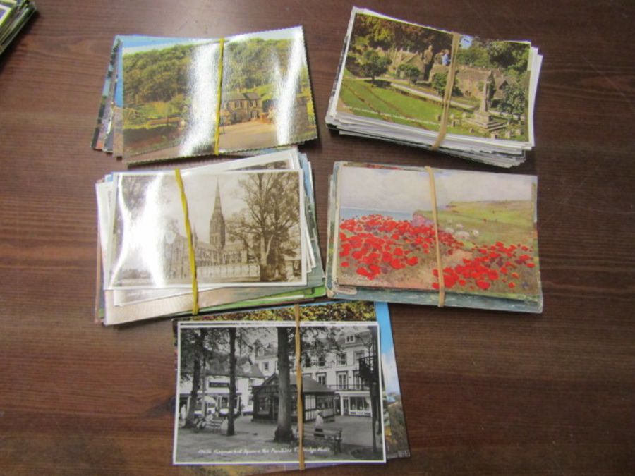 A box of loose vintage postcards including newspaper postcards of Diana plus an empty photo album - Image 7 of 9