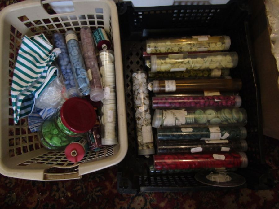 Haberdashery- a large amount of mixed buttons - Image 5 of 6