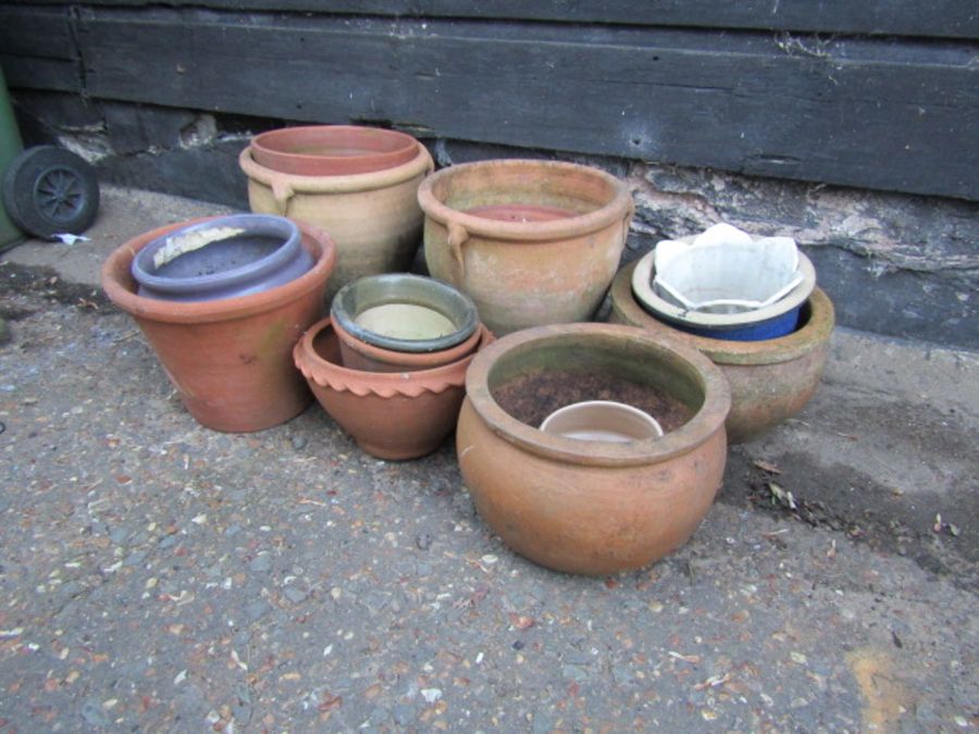 Quantity of terracotta plant pots