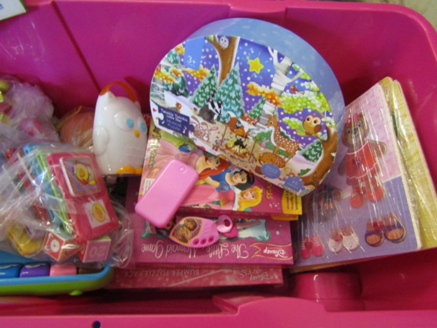 A plastic trunk of modern toys - Image 2 of 4