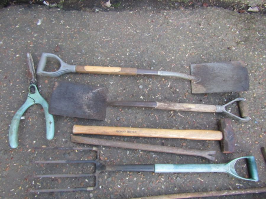 Garden tools including sledge hammer and pick axe etc - Image 2 of 3