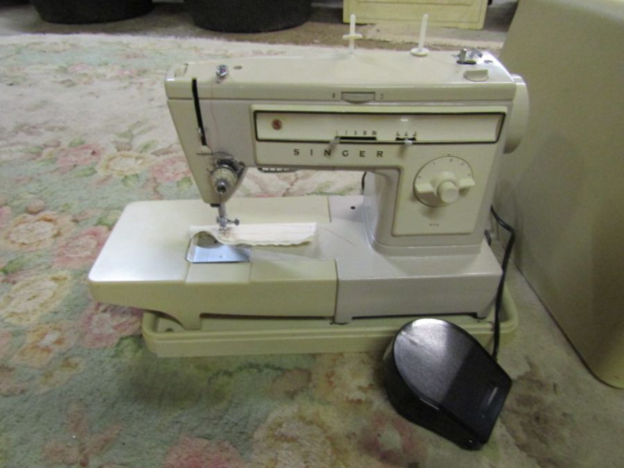 Singer electric sewing machine in case - Image 2 of 5