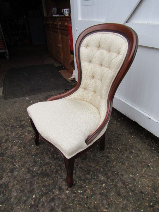 Mahogany upholstered button back bedroom chair - Image 3 of 6