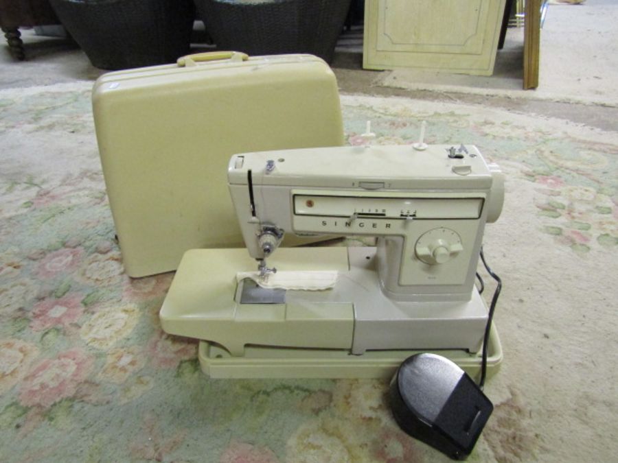 Singer electric sewing machine in case - Image 4 of 5