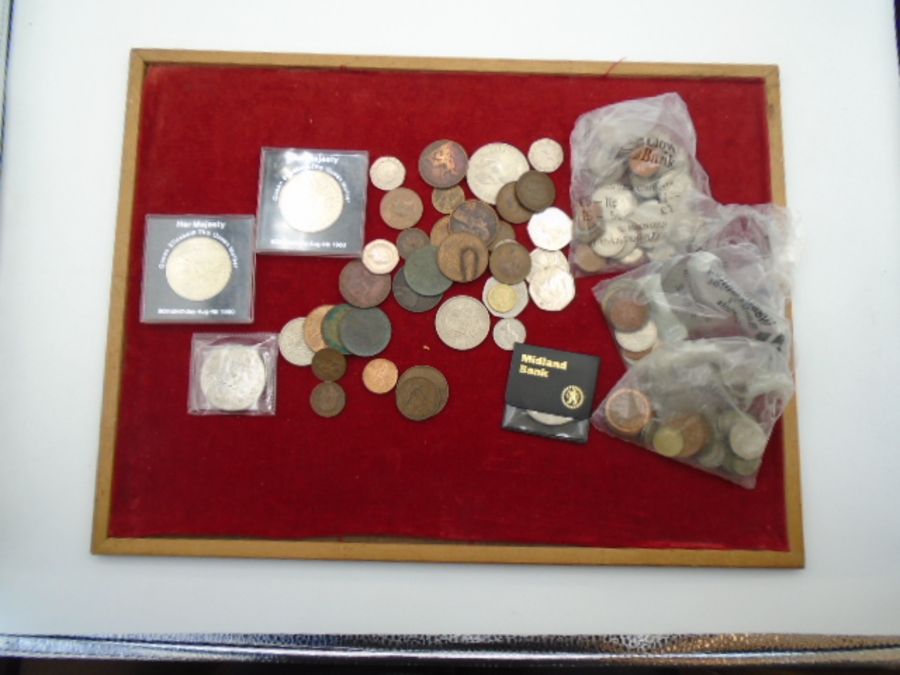 A bag of mixed, mainly British, both copper vic 1d and 50p. Modern crowns and some silver 3ds.