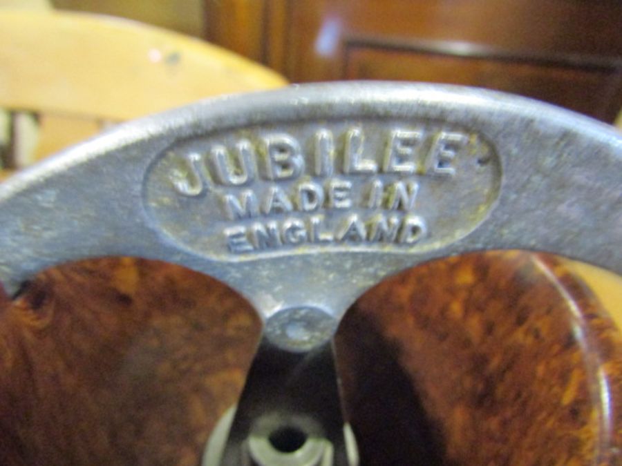 Kitchenalia including vintage marmalade cutter, juicer and mincer etc - Image 3 of 4