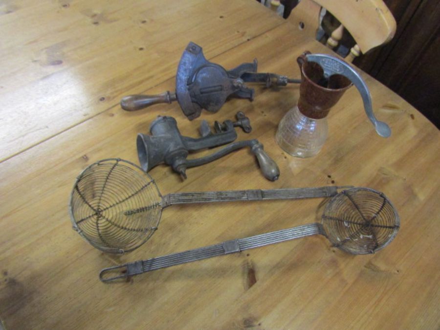 Kitchenalia including vintage marmalade cutter, juicer and mincer etc