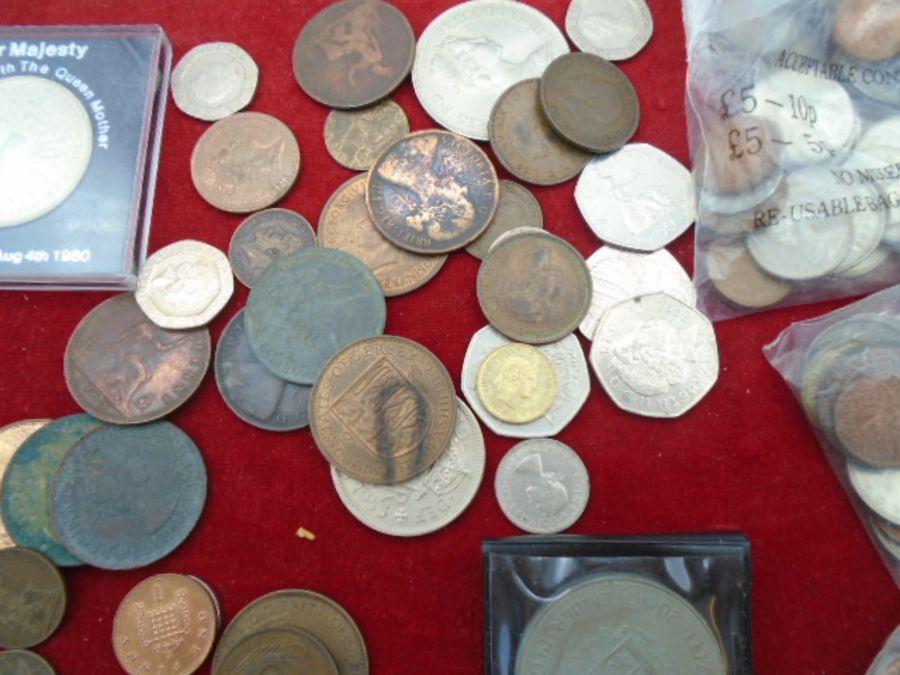 A bag of mixed, mainly British, both copper vic 1d and 50p. Modern crowns and some silver 3ds. - Image 3 of 4