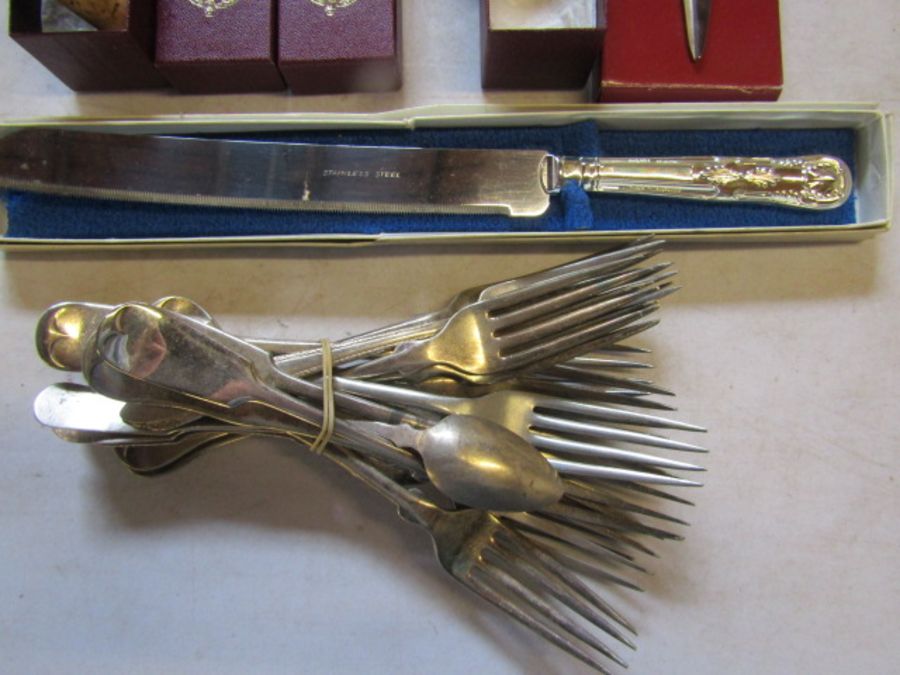 Collection of silver plate and other meta items to include napkin rings, cheese markers, candle - Image 8 of 9