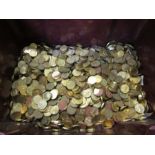 A brown tub of thrift 3ds 49lbs in weight approx 2500 coins