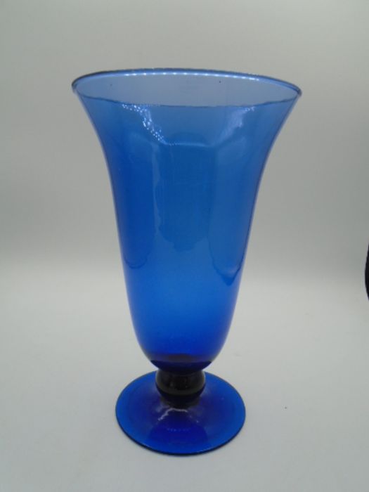 4 coloured glass vases, tallest approx 39cm - Image 7 of 7