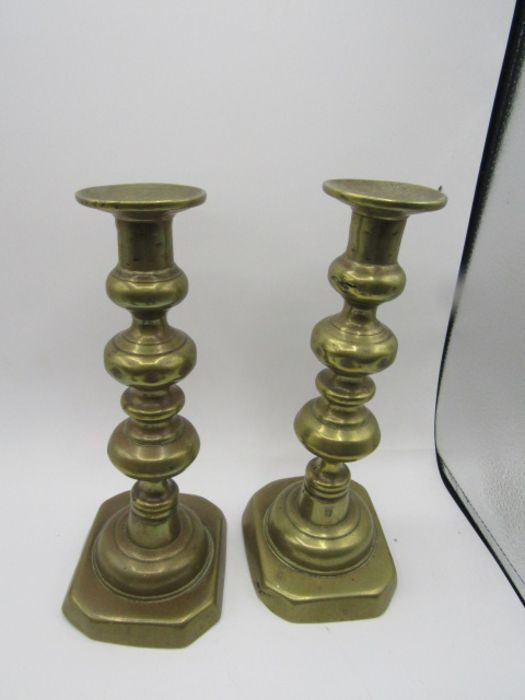 Brass candlesticks inc peacock pair - Image 4 of 4