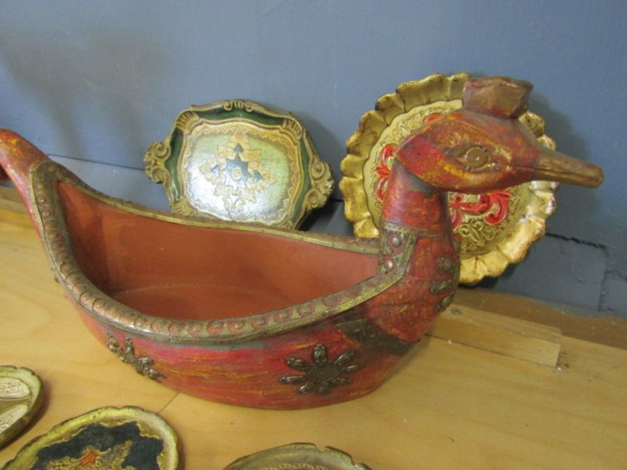 A treen long boat depicting a bird with a selection of plates in a silmilar style - Image 2 of 4