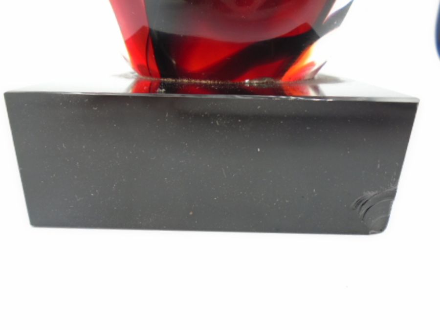 red and black glass abstract sculpture in the style of Murano and a glass heart paperweight - Image 4 of 6