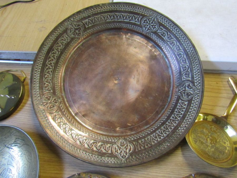 Copper charger and other metalware plaques/plates - Image 2 of 3