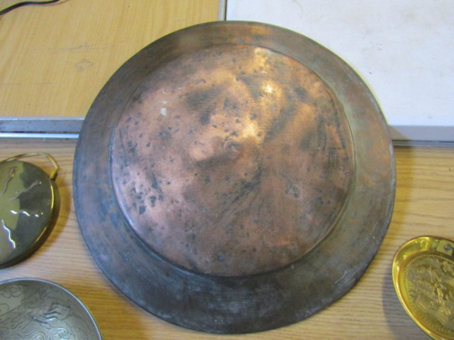 Copper charger and other metalware plaques/plates - Image 3 of 3