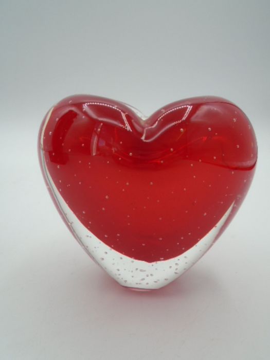 red and black glass abstract sculpture in the style of Murano and a glass heart paperweight - Image 5 of 6