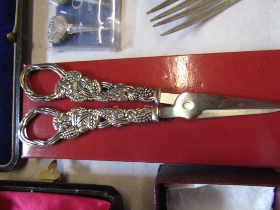 Collection of silver plate and other meta items to include napkin rings, cheese markers, candle - Image 7 of 9