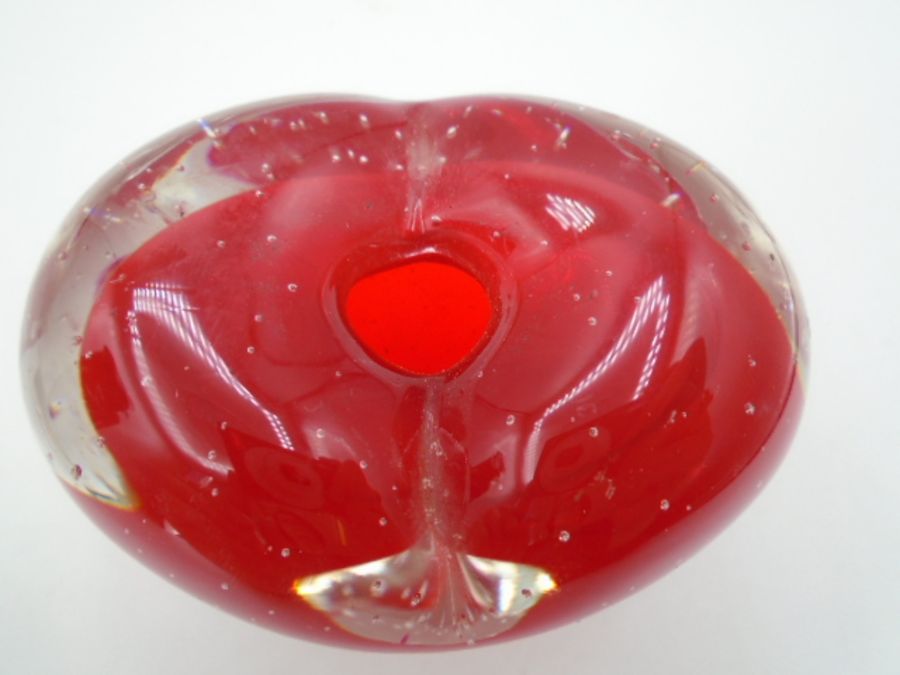 red and black glass abstract sculpture in the style of Murano and a glass heart paperweight - Image 6 of 6