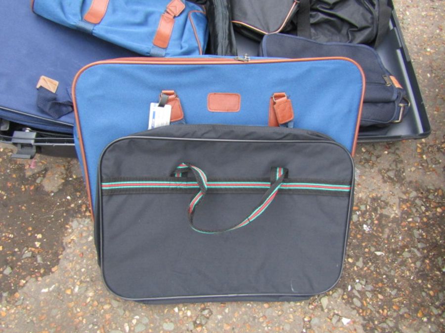 Collection of luggage - Image 2 of 5