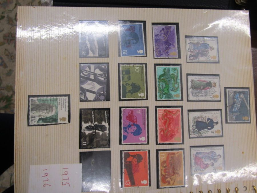 A stamp album containing G.B 1929,1924, 1926, 1/2d-1-1980 mint used. Many gaps - Image 25 of 36