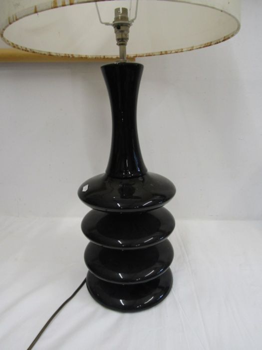 A tall black table lamp - Image 2 of 2