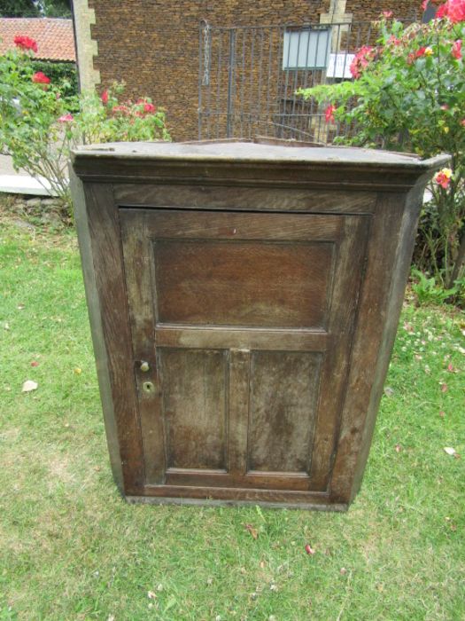 Vintage Oak corner cupboard H105cm W90cm D52cm approx - Image 2 of 5