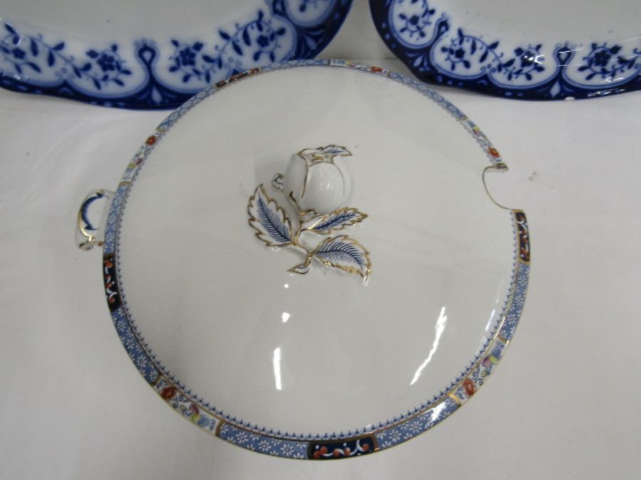 A lidded bowl 25cm diameter and 2 meat plates largest 40cm long - Bild 2 aus 4