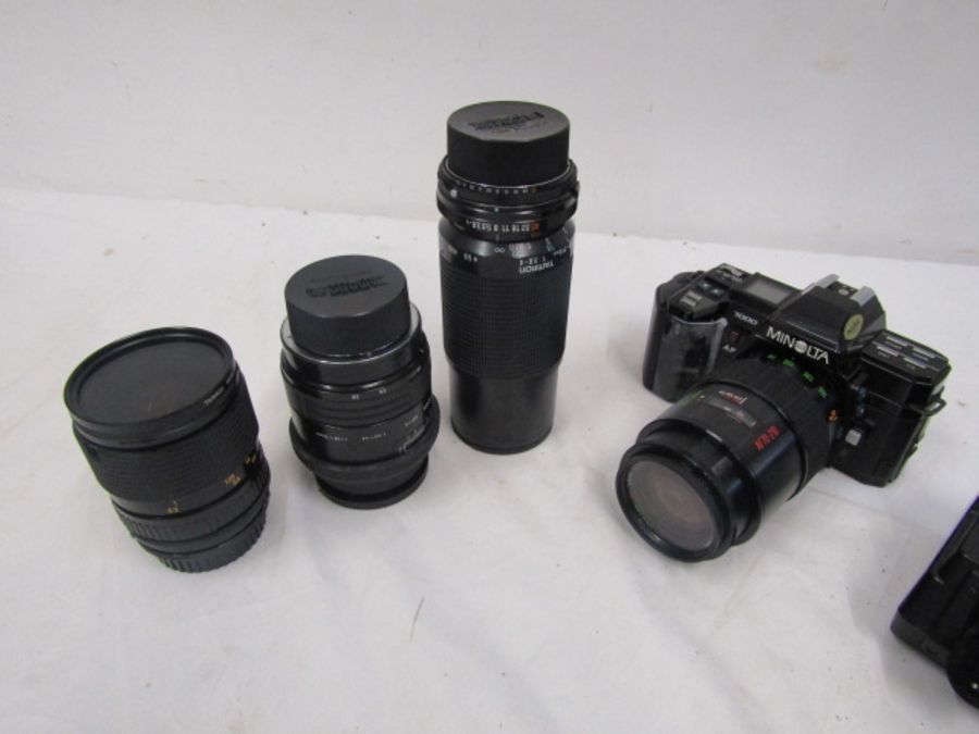 Minolta 7000 camera with 4 lenses, flash and bag - Image 4 of 6