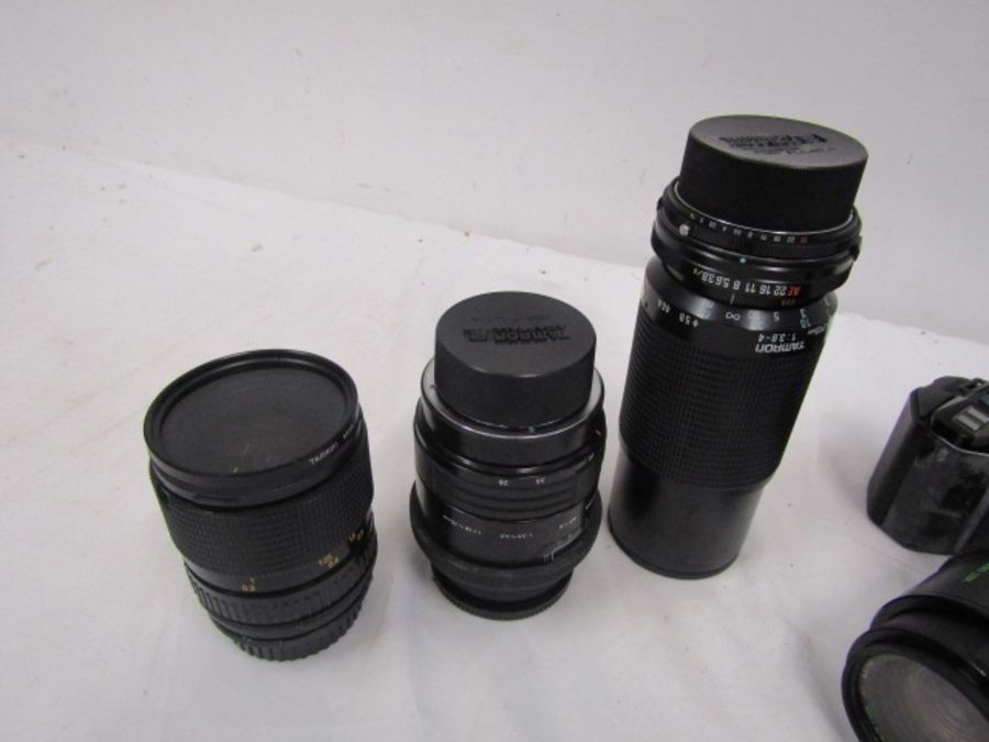 Minolta 7000 camera with 4 lenses, flash and bag - Image 3 of 6