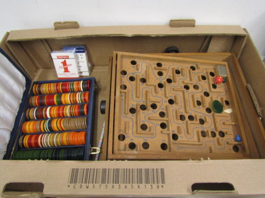 A box of vintage games inc roulette, backgammon, dominoes etc - Bild 2 aus 5