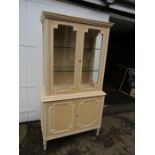Continental style display cabinet