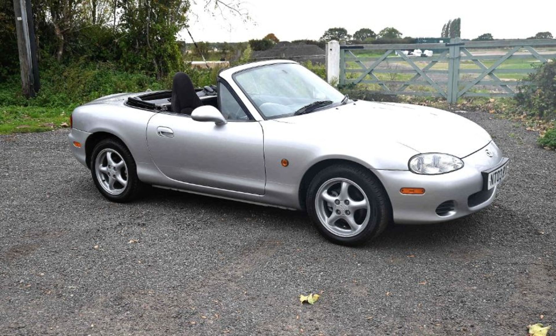 2003 Mazda MX51.8i Convertible. Something rather special, this little MX5 has covered just 28,000 - Image 3 of 11