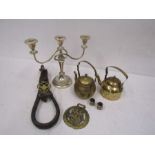 Mixed metalware including brass teapots and horse brasses etc