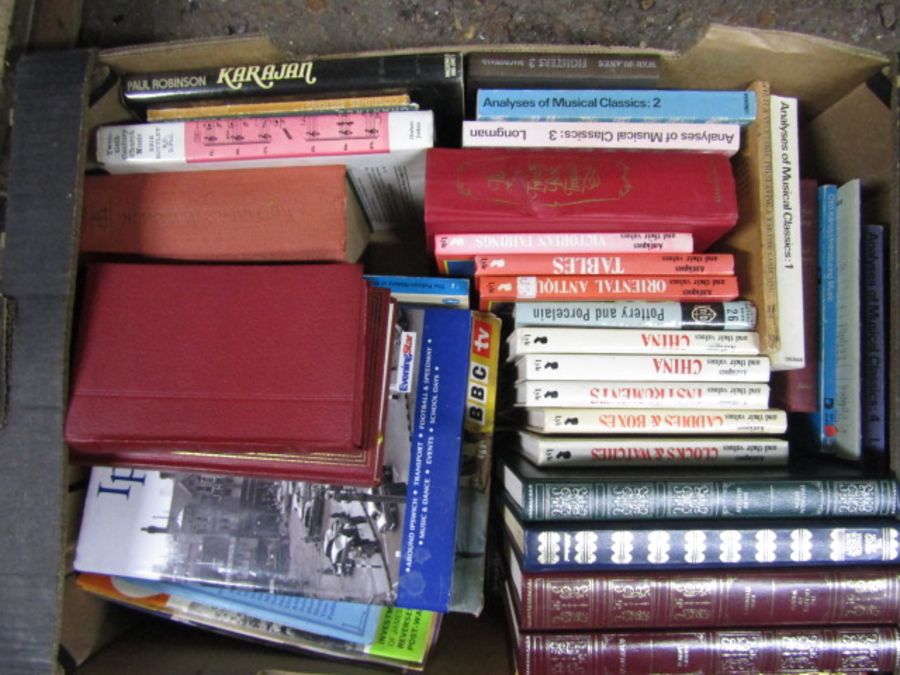 A large tub Miniature classic novels in packs and a box of various books - Image 2 of 9