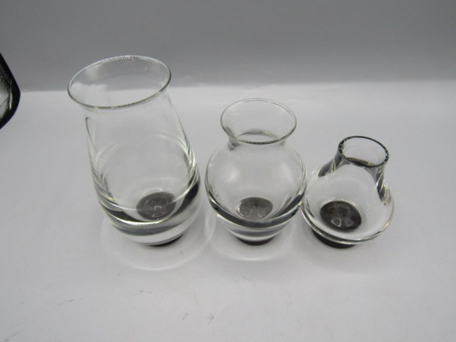 set of 3 glass vases with black base - Image 2 of 2