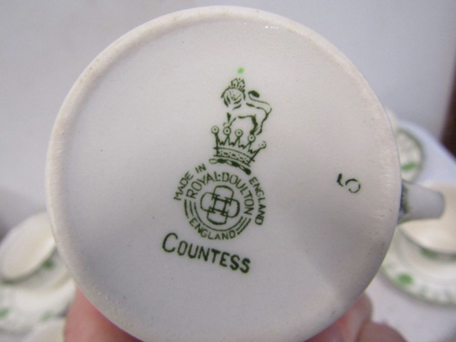 Royal Doulton 'Countess' dinner service - seen in Downton Abbey- over 100 pieces in 2 different - Image 6 of 18