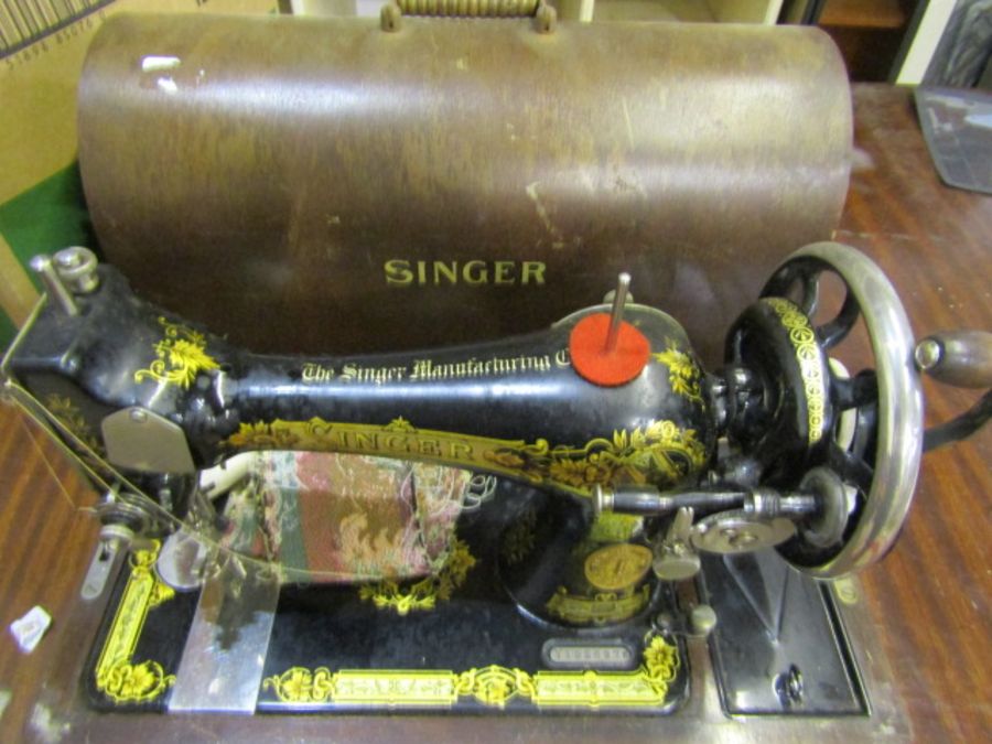 vintage singer sewing machine with case and key - Image 2 of 3