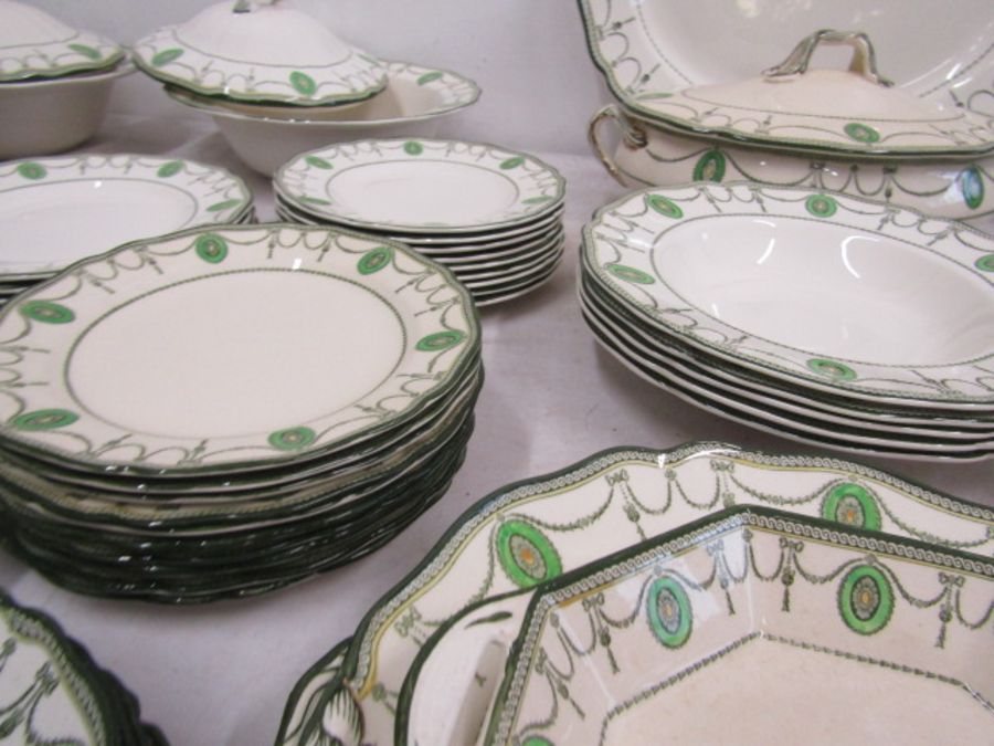 Royal Doulton 'Countess' dinner service - seen in Downton Abbey- over 100 pieces in 2 different - Image 17 of 18