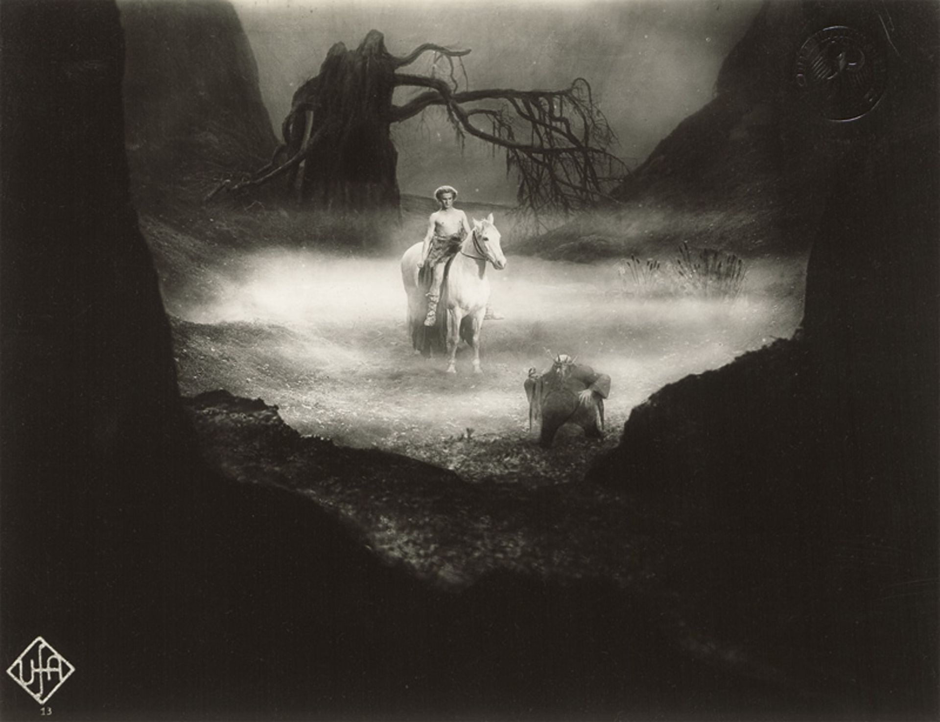 Lang, Fritz: Siegfried mit Mime im Zauberwald. Filmstill aus "Die Nib...