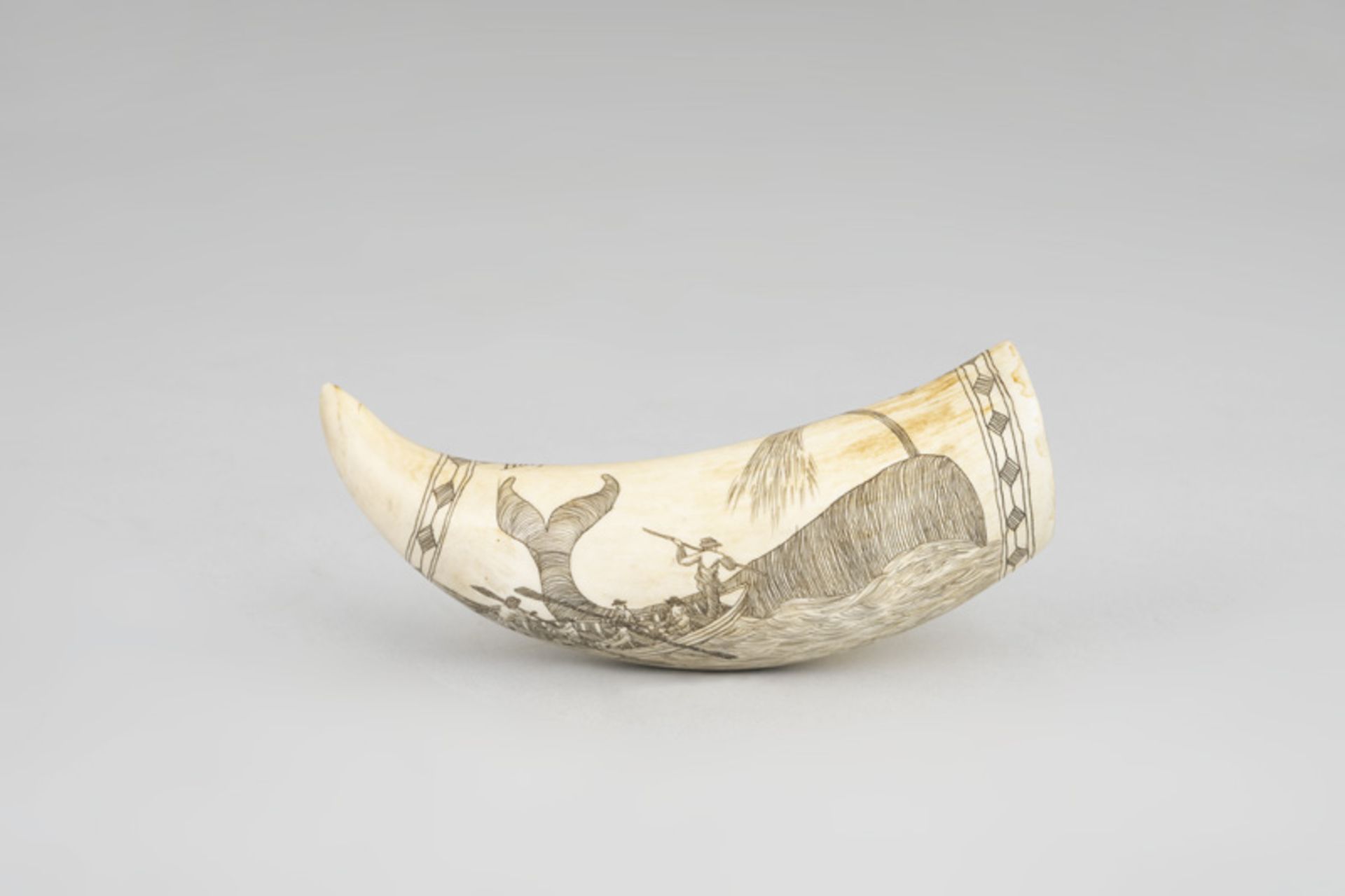 Scrimshaw "Harpooning a Sperm Whale...: Pottwalzahl mit szenischer Darstellung eines Dreimasters...