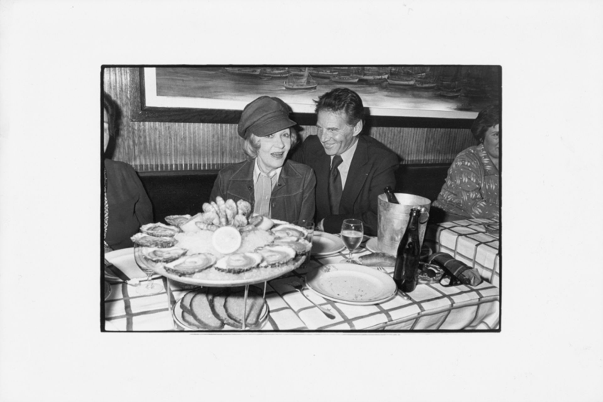 Andanson, James: Marlene Dietrich mit Jean Pierre Aumont beim Austernesse...