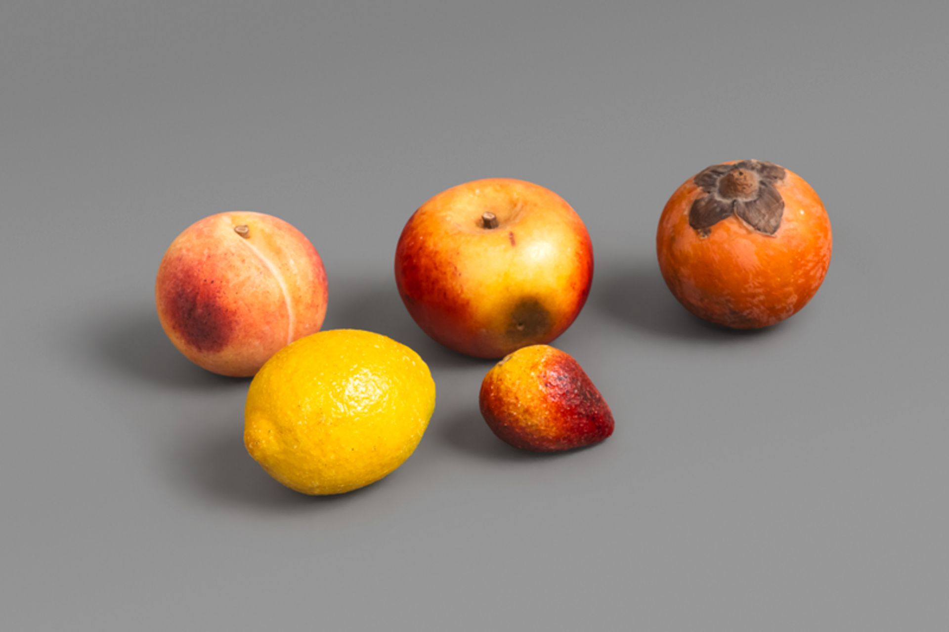 Marmorfrüchte: Apfel, Pfirsich, Zitrone, Kaki und Erdbeere