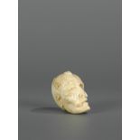 Memento mori Vexierschädel: Geschnitzter Schädel aus weißbräunlichem Fischknochen