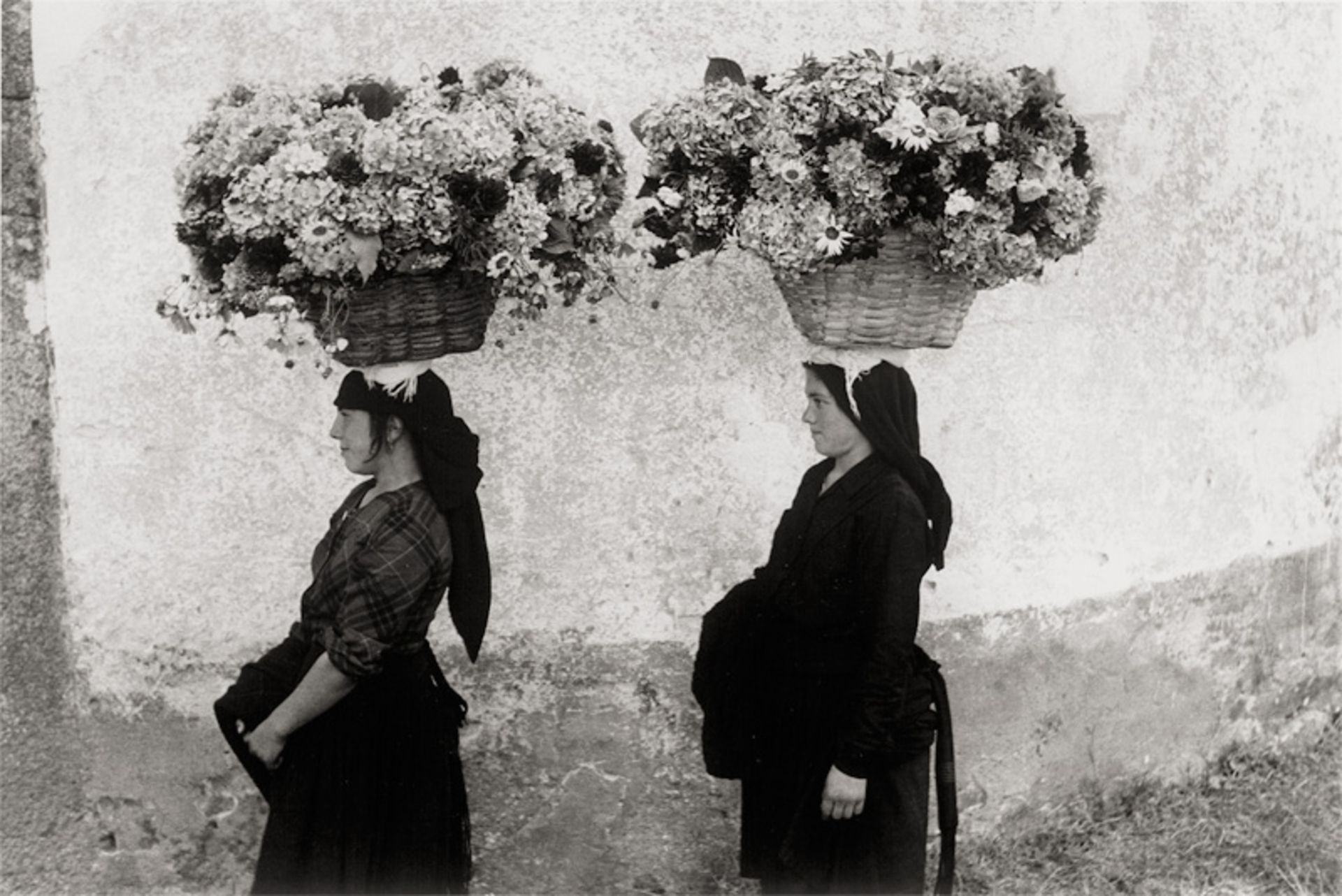 Boubat, Edouard: Women with Flowers, Portugal