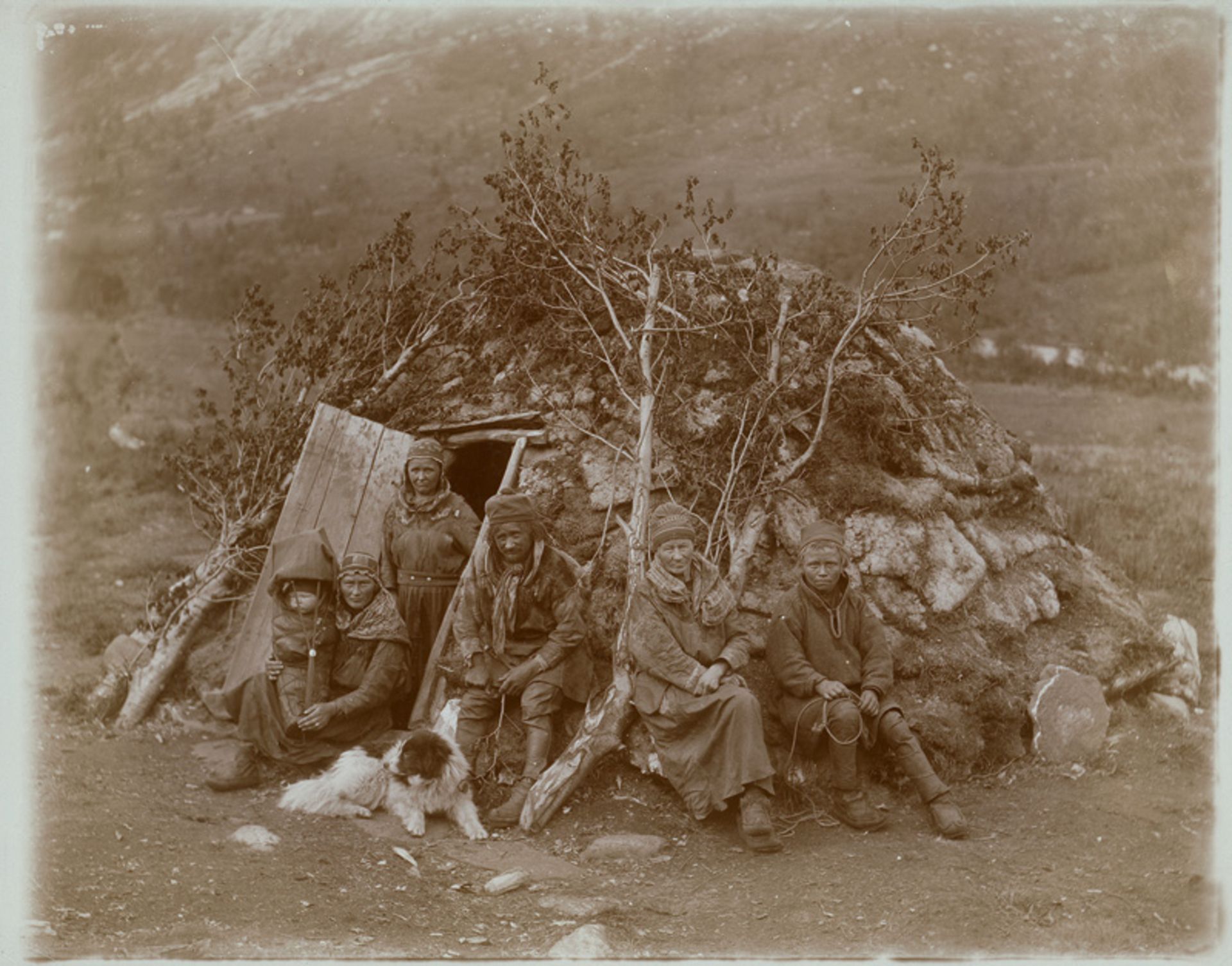 Sámi: Sami family in front of their home