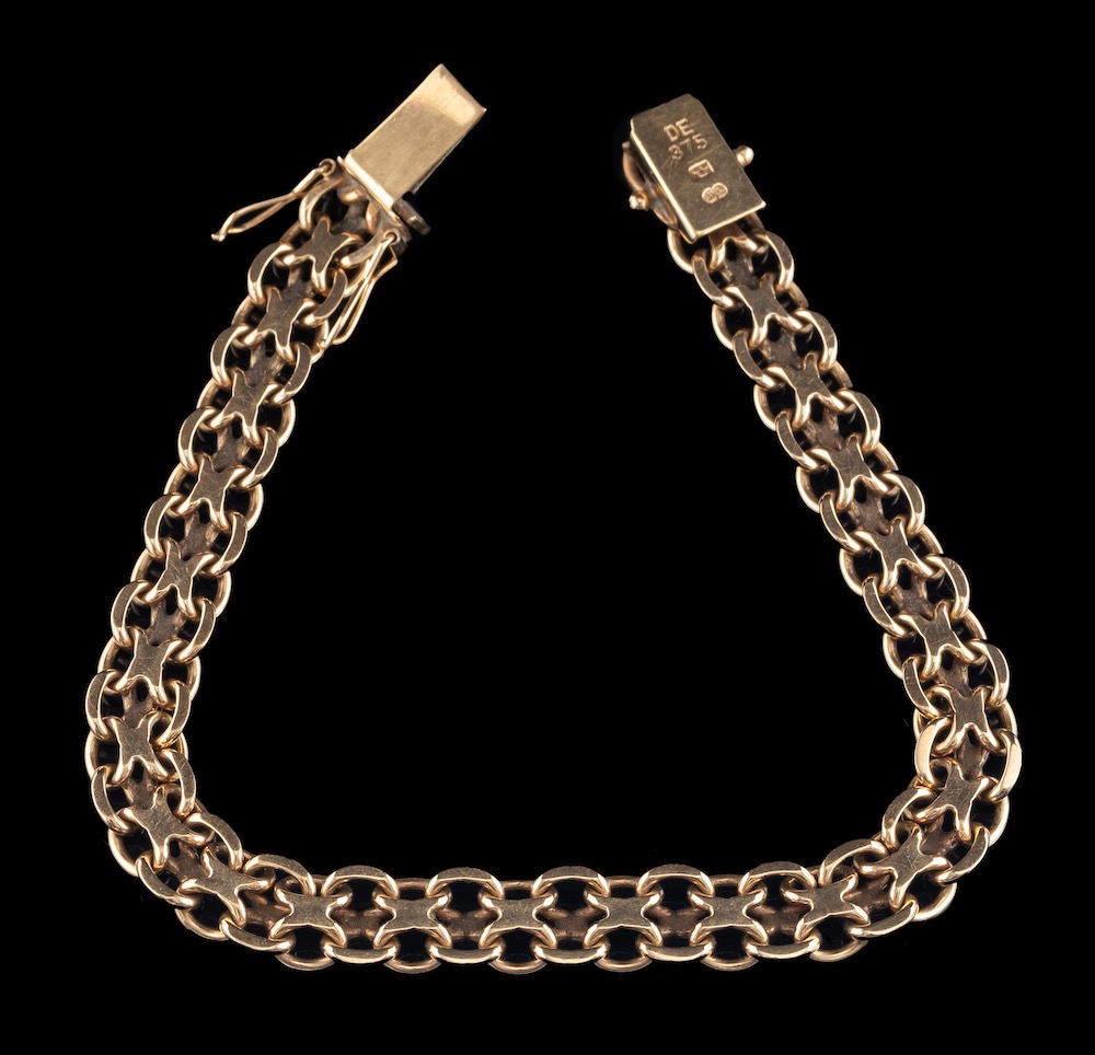 A 9 carat gold bracelet,: the fancy link bracelet to a concealed clasp, stamped 375,18.